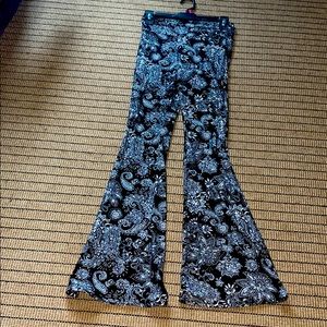 Stretchy Flair Pants 🖤🤍